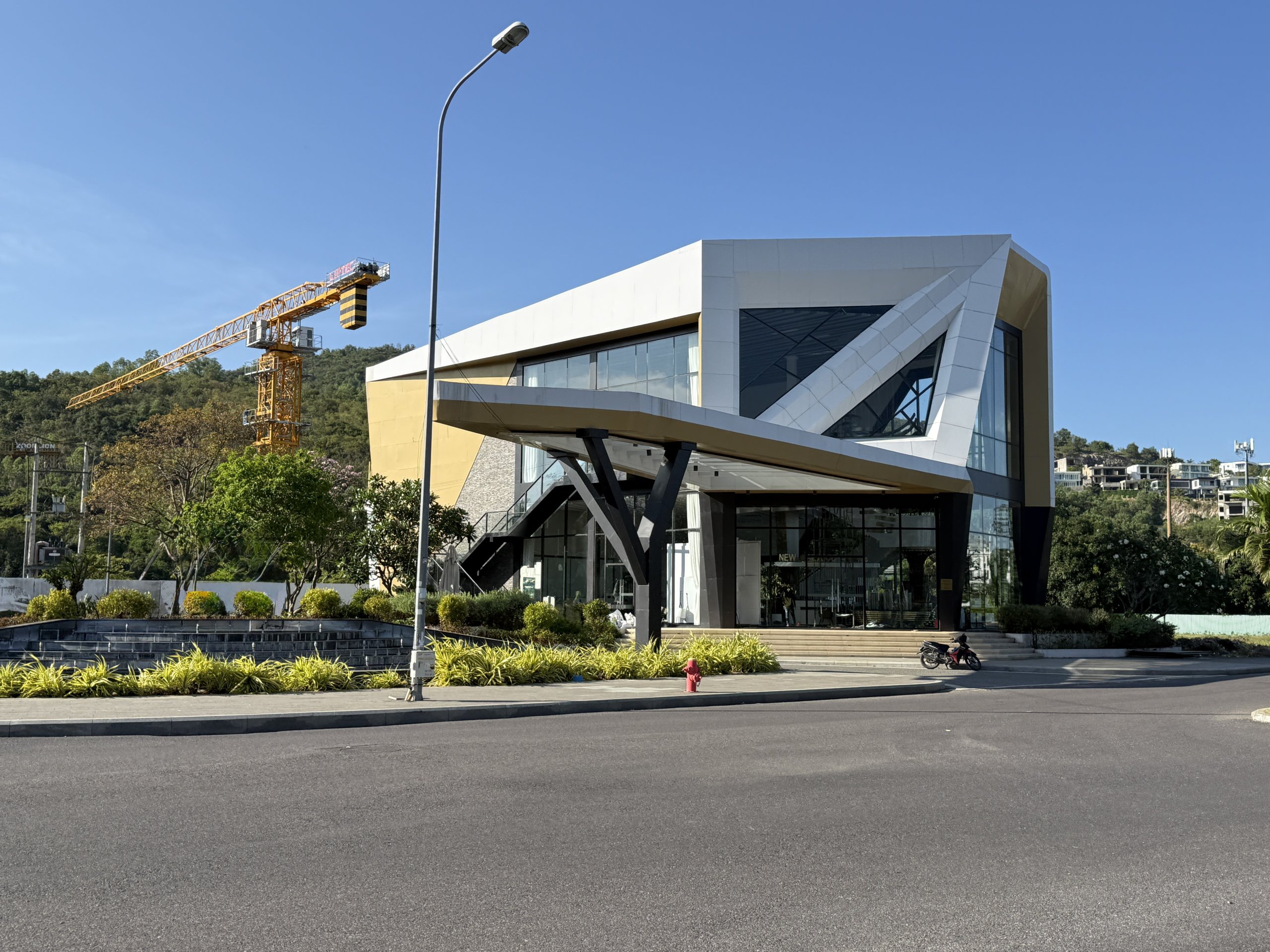 Cho thuê mặt bằng An Viên lô góc 3 mặt tiền rộng 600m2