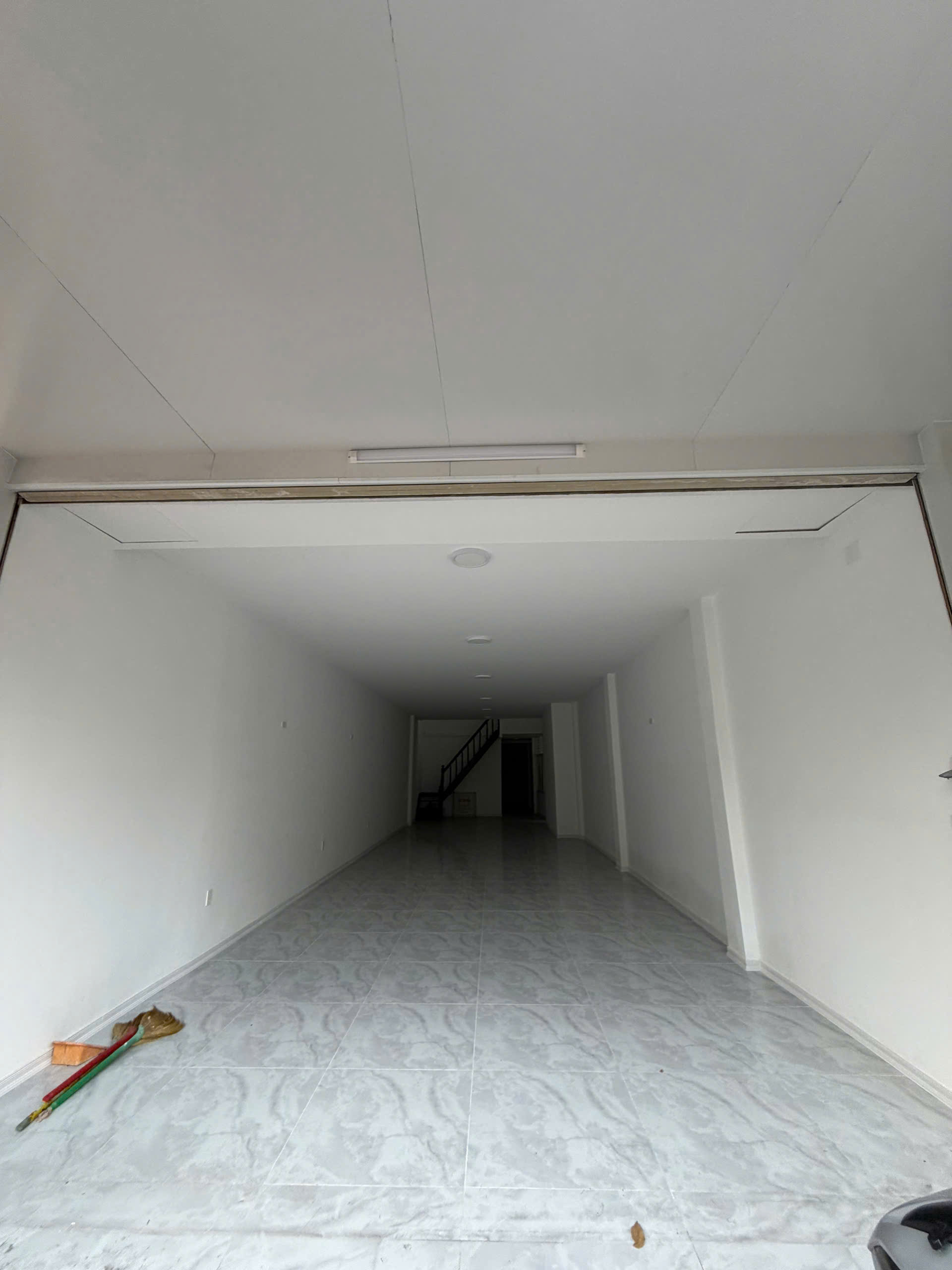 Bán nhà mặt tiền đường Nguyễn Thị Minh Khai ngang 5m diện tích 117m² giá chỉ 180tr/m2