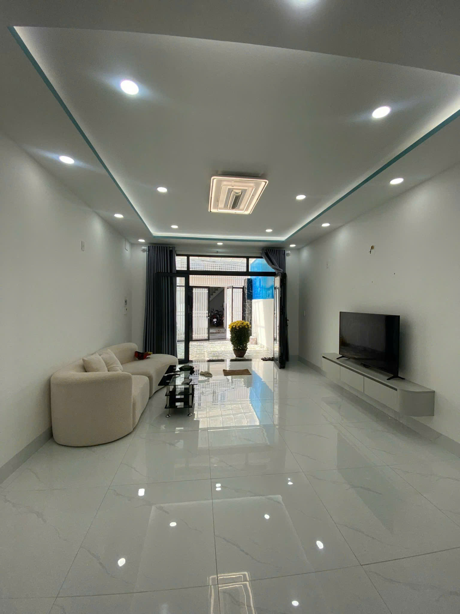 Nhà đẹp trung tâm Nha Trang mua về ở ngay giá chỉ 7,79 tỷ