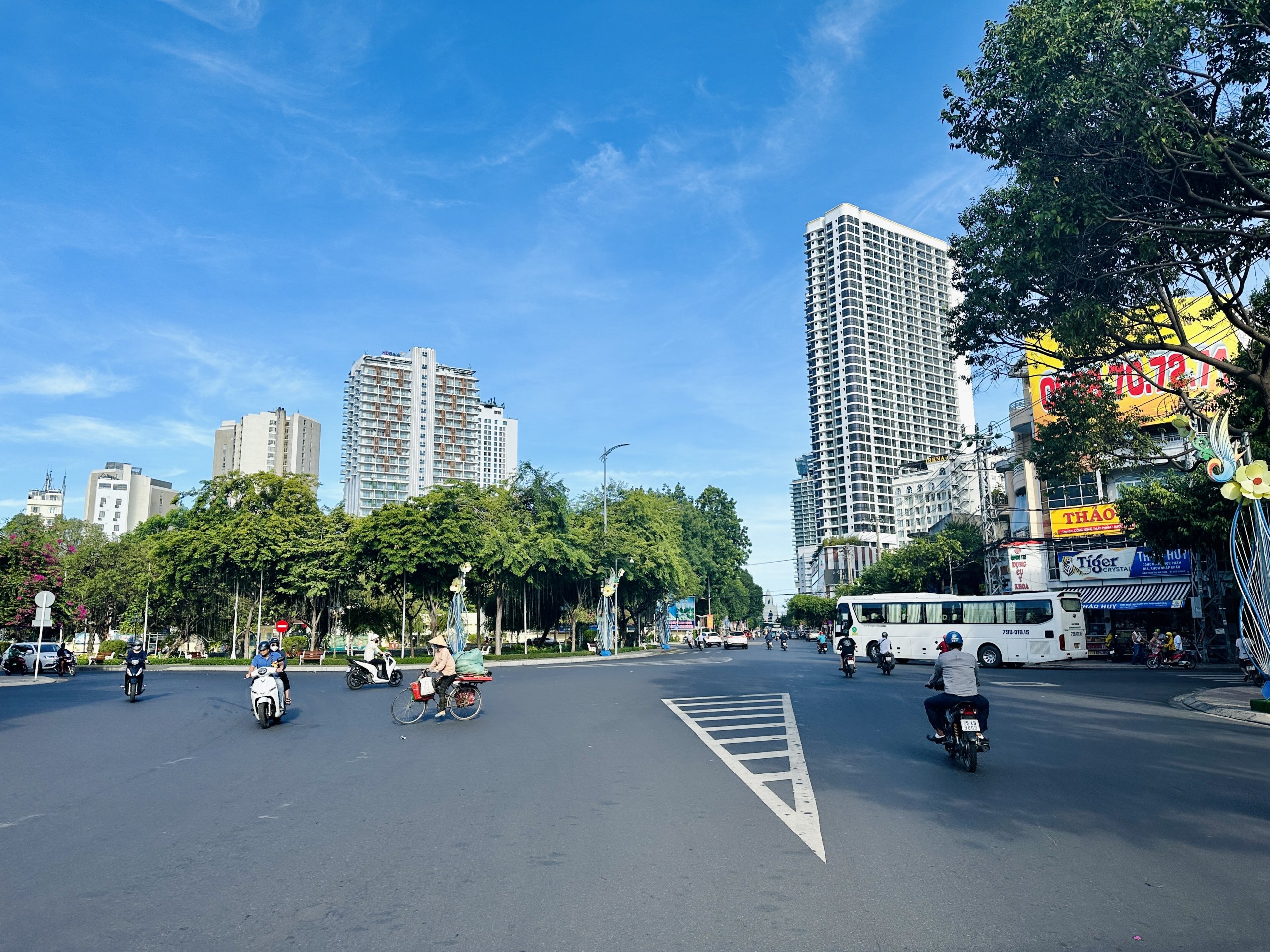 Bán nhà mặt phố Lê Thánh Tôn, Nha Trang. Diện tích: 115,5m2 ngang 7,7m. Giá bán 63 tỷ