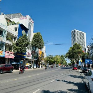 Bán nhà đẹp mặt tiền LÊ THÁNH TÔN, Nha Trang, giá tốt